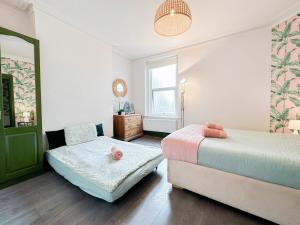 2-Bedroom Flat by NourNest Apartments in Shepherds Bush near Westfield London & Notting Hill