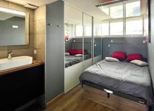 COURSIVES RED-LIGHT 108 Vue Mer