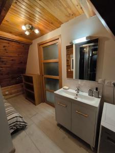 Chalets Petit chalet avec terrasse : photos des chambres