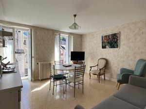 Appartement T3 chaleureux au centre de Cauterets, 4 couchages, balcon sud, proche thermes et télécabine - FR-1-234-132