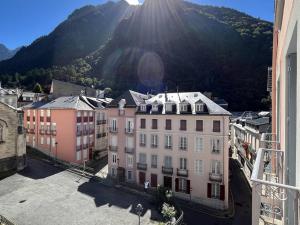Appartements Appartement T3 chaleureux au centre de Cauterets, 4 couchages, balcon sud, proche thermes et telecabine - FR-1-234-132 : Appartement (4 Adultes)