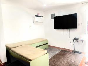 Spacious Studio w AC Central Area near Beach