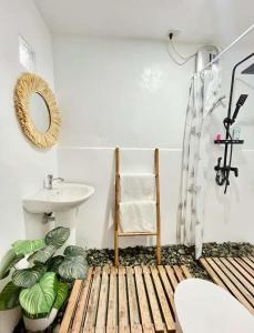 Spacious Studio w AC Central Area near Beach