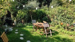 Maisons d'hotes Studio au 2e etage de notre maison de ville : Chambre Quadruple avec Salle de Bains Privative