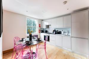 Vibrant Urban Escape, Family Friendly - Sleeps 8!