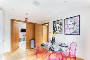 Vibrant Urban Escape, Family Friendly - Sleeps 8!