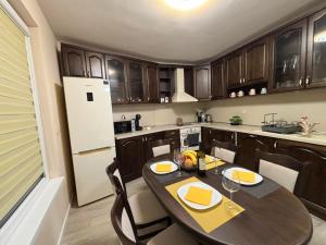 GRAND APARTMENT BOGORIDI - top center near to sea and sea garden