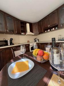 GRAND APARTMENT BOGORIDI - top center near to sea and sea garden