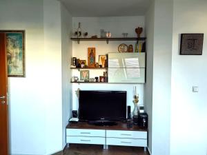 Hristys 2 Bedroom Spacious Apartment plus GARAGE!!!