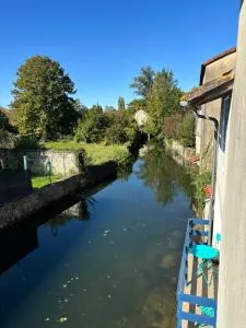 Right on the river- 4 bedroom house centre of town - Fouqueure