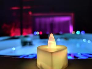 Love hotels Loveroom et Spa prive de L-Ile des Plaisirs : Suite avec Jacuzzi
