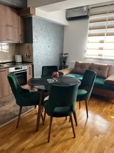 Deni Place - Optičari