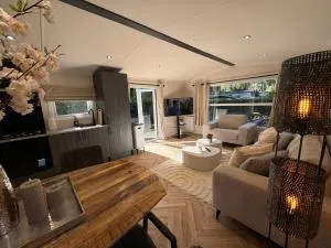 VELUWSHOF HOENDERLOO HOLIDAYS Luxe Holidayhomes with PRIVATE JACUZZI'S - SwimmingPool - Tennis Court - Bowling - Supermarket and Children Entertainment - 洪德洛