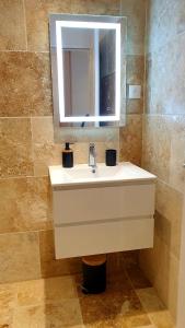 Maisons de vacances Les Gites Sur La Colline - 21 m2 studio with shared pool : photos des chambres