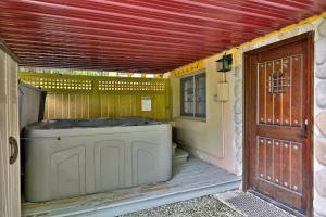 Fun In Fun Out Ski Home - Main Floor, Renovated 3BR-2BA, Hot Tub, Close to Resort