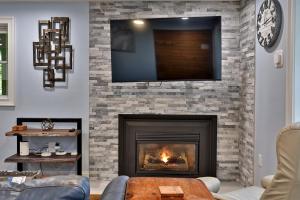 Fun In Fun Out Ski Home - Main Floor, Renovated 3BR-2BA, Hot Tub, Close to Resort