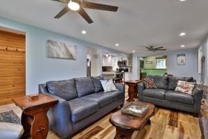 Fun In Fun Out Ski Home - Main Floor, Renovated 3BR-2BA, Hot Tub, Close to Resort