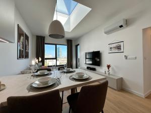Brand new, City center, free parking, AC