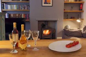 Charming 3 bedroom house with indoor wood burner. - Berkley Charming 3 bedroom house with indoor wood burner. - Berkley