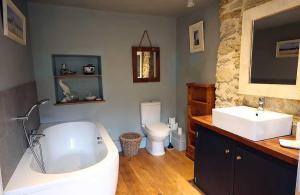 Charming 3 bedroom house with indoor wood burner.