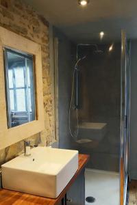 Charming 3 bedroom house with indoor wood burner.