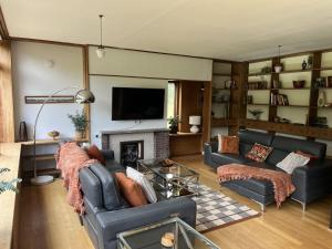 Spacious and stylish with games room, huge garden, peaceful surroundings