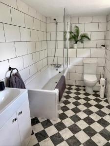 Spacious and stylish with games room, huge garden, peaceful surroundings