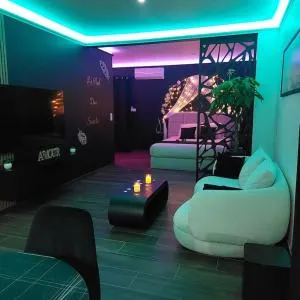 LA NUIT DES SECRETS Love Room 4 étoiles avec Jacuzzi et Sauna - 罗克布伦河畔阿尔让