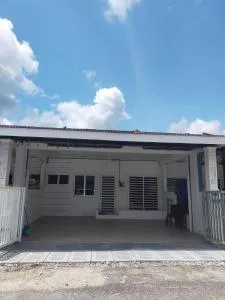 Angah Homestay - Kampung Suharto