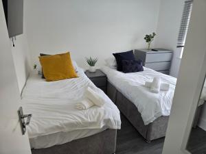 5 Bed for Families Contractors