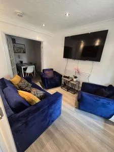 5 Bed for Families Contractors - Enfield Lock