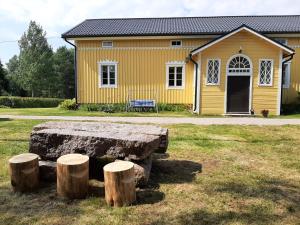 Maalaistalon päärakennuksessa asunto