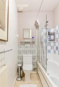 Spacious double bedroom in Kensington