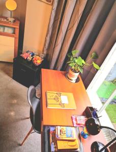 Spacious double bedroom in Kensington