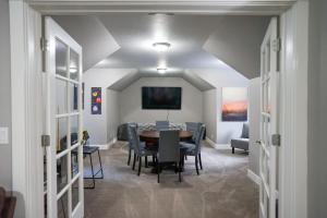 Luxe CDA Retreat - 2 King Suites - Family Friendly