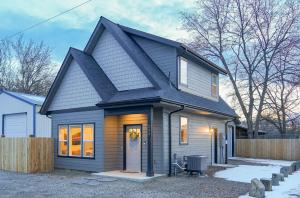 New modern home - movie and game room - Family Friendly