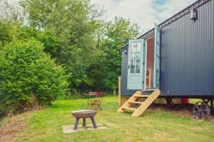 Luxury hut on the River Arle - West Stratton