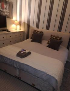 Spacious double bedroom in Kensington