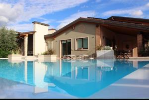 Casa Pergola 1 - Elegante Appartamento per 6 persone - fronte piscina, parking