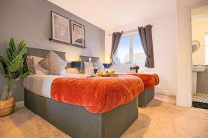 Detached House with Driveway Parking, Self Check-In, Fast Wifi and Smart TVs with Netflix by Yoko Property