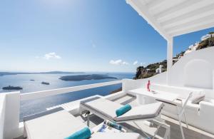Executive Suite with private Outdoor Plunge Pool and Panoramic Sea & Caldera View