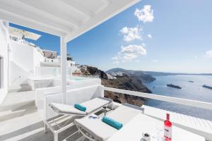 Executive Suite with private Outdoor Plunge Pool and Panoramic Sea & Caldera View