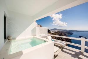 Honeymoon suite- Panoramic Caldera & Volcano Sea View and Outdoor Tub