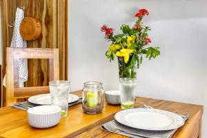 Roatan Infinity Pool and Ocean View Apartment