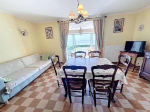 Appartements Appartement RDC bord de mer, 500m des commerces - FR-1-361-499 : photos des chambres