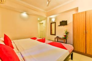 Hotel O 4 Pillars Near Immaculate Conception Church