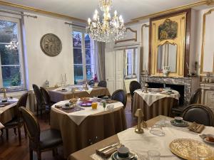 B&B / Chambres d'hotes Le Chateau de Failloux, Chambres d hotes,Piscine interieure : photos des chambres