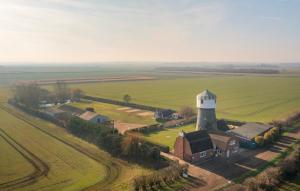 Windmill Glamping Pod with hot tub - The Snug