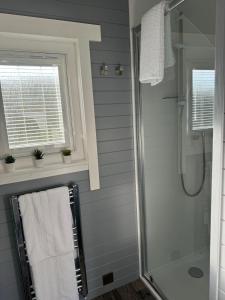 Windmill Glamping Pod with hot tub - The Snug