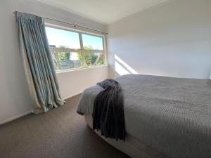 Charming 2-Bedroom Guest House with Tennis Court and Beach Nearby